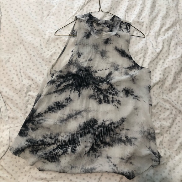 Size medium tank top that shows your back ! - Picture 1 of 5